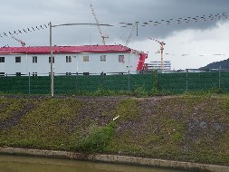 博羅縣河道建(jian)設(shè)采用(yong)了(le)旭東公(gōng)司供應的(de)小(xiǎo)草(cǎo)綠鋼(gang)結構圍擋C款